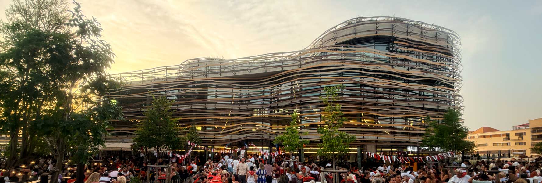 L'intérieur des Halles Védasiennes un soir de service, vu depuis la coursive du premier étage